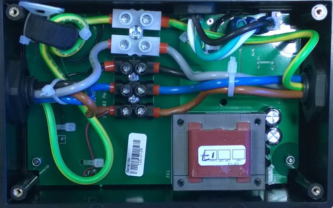 Blik in een driefasenadapter met aardlektroomprincipe van Nieaf-Smitt