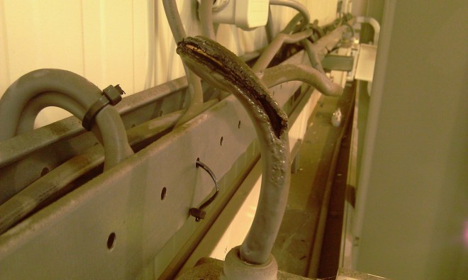 De groengele ader is buiten de kabel getreden.