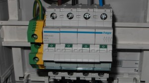 Hoofdschakelaar in groepenkast van een brandstofstation